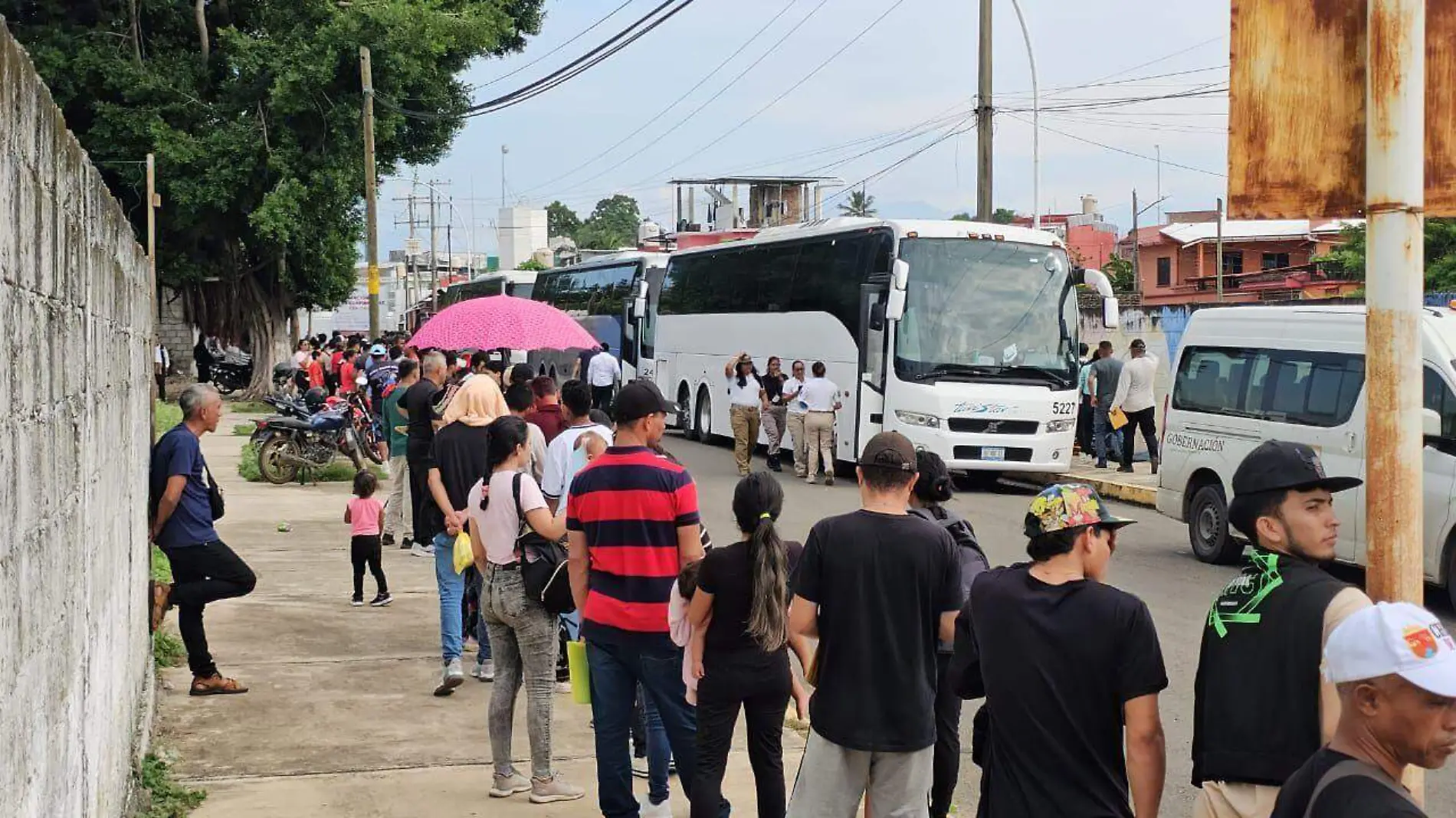 MIGRANTES EN ESPERA DE AUTOBUS